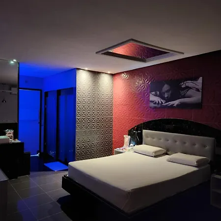 Status Motel Perimetral Adults Only-2