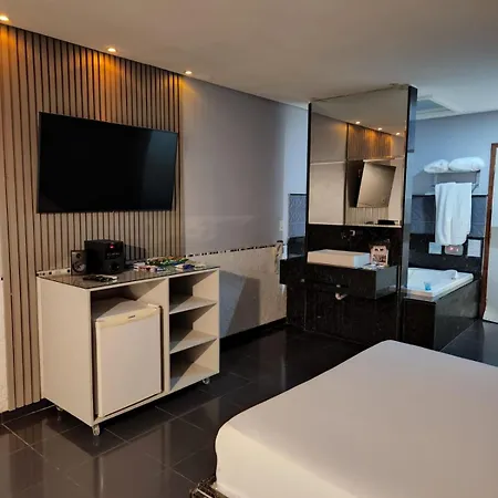 Status Motel Perimetral Adults Only-3